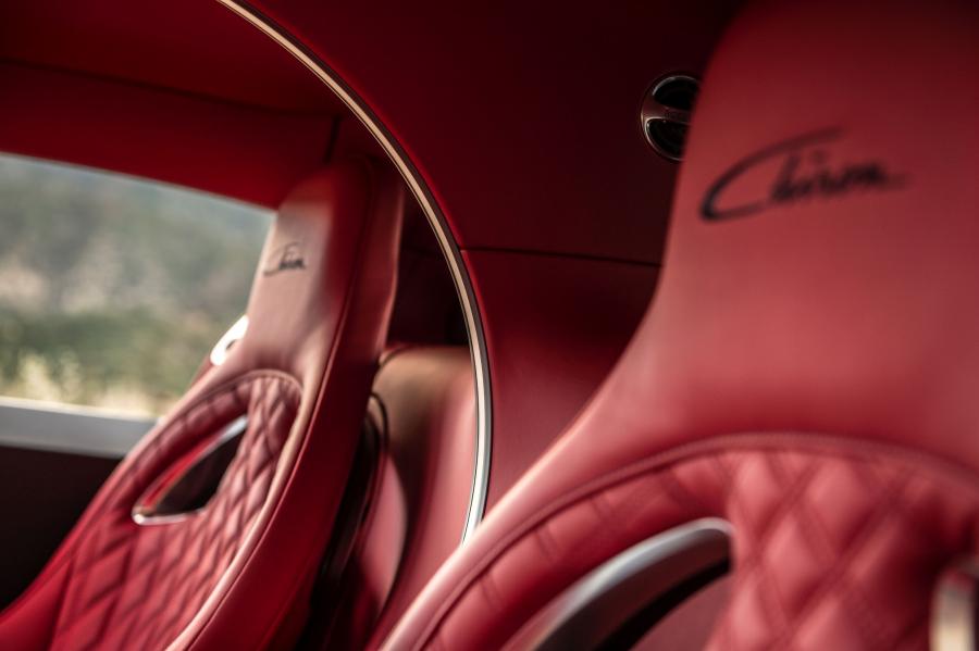 Детали интерьера Bugatti Chiron 2016 года  (NA) (фото 24 из 39)